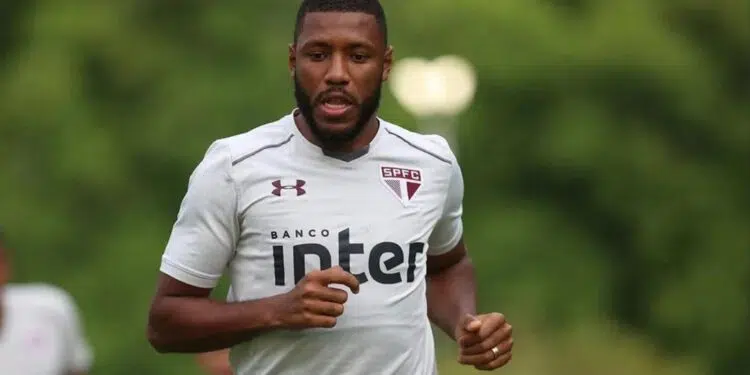 Jucilei durante treinamento com o São Paulo