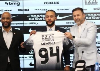 Memphis Depay apresenta sua camisa e número do Corinthians. ao lado do presidente, Augusto Melo, e do executivo de futebol, Fabinho Soldado