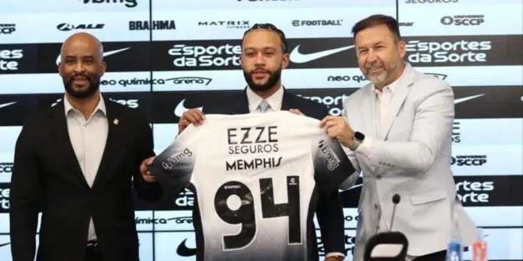 Memphis Depay apresenta sua camisa e número do Corinthians. ao lado do presidente, Augusto Melo, e do executivo de futebol, Fabinho Soldado