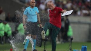 Técnico do Fluminense, Mano Menezes, se indigna e chuta uma garrafa d'agua