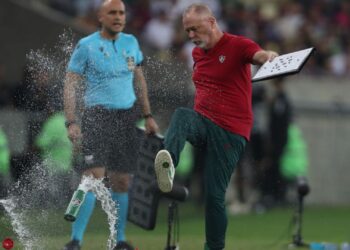 Técnico do Fluminense, Mano Menezes, se indigna e chuta uma garrafa d'agua