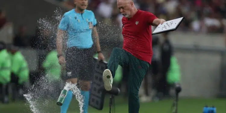 Técnico do Fluminense, Mano Menezes, se indigna e chuta uma garrafa d'agua