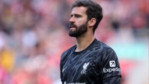 Goleiro Alisson Becker durante partida pelo Liverpool