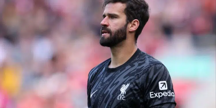 Goleiro Alisson Becker durante partida pelo Liverpool