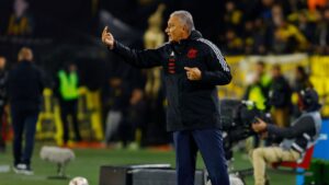 Tite, técnico do Flamengo, orienta o time durante partida contra o Pañarol, pela Libertadores