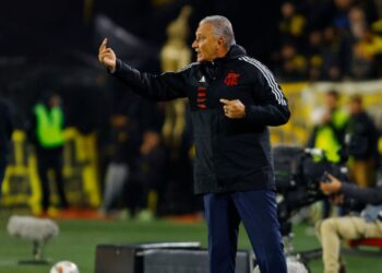 Tite, técnico do Flamengo, orienta o time durante partida contra o Pañarol, pela Libertadores