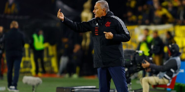Tite, técnico do Flamengo, orienta o time durante partida contra o Pañarol, pela Libertadores