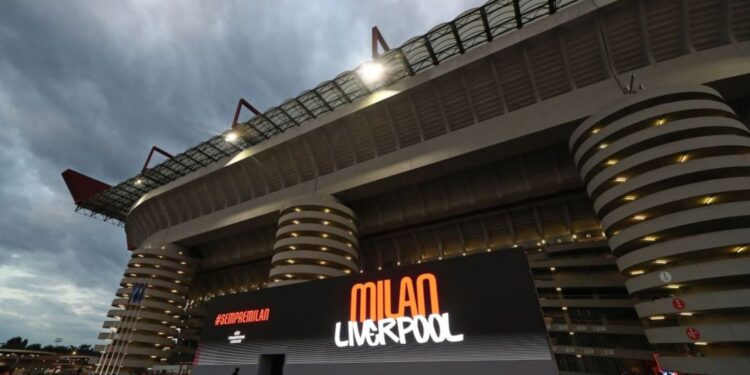 Estádio San Siro antes de partida entre Milan e Liverpool