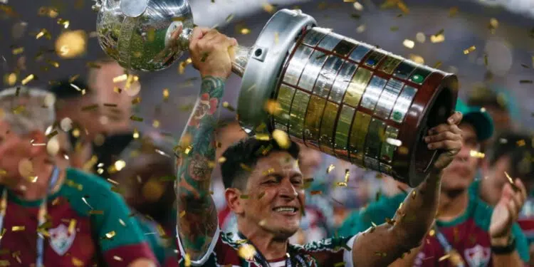 Germán Cano, do Fluminense, levanta a taça da Libertadores