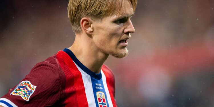 Martin Odegaard durante partida entra Noruega e Áustria, pela Liga das Nações