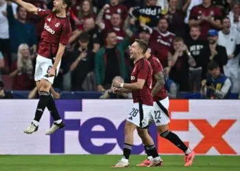 Kaan Kairinen comemora o primeiro gol do clube