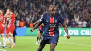 Nuno Mendes, do PSG, comemora o único gol do jogo.