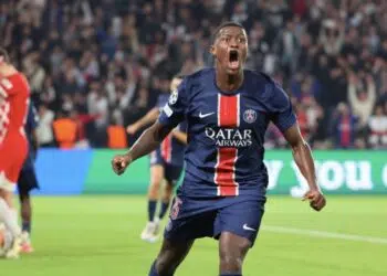 Nuno Mendes, do PSG, comemora o único gol do jogo.