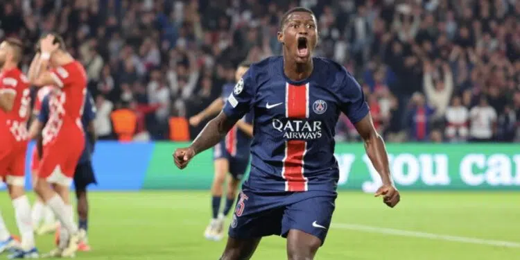 Nuno Mendes, do PSG, comemora o único gol do jogo.