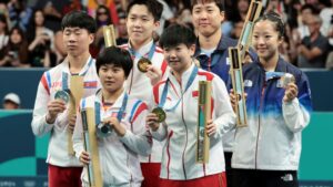 Durante os Jogos Olímpicos de Paris, uma imagem icônica capturou a atenção global e trouxe à tona a complexidade das relações diplomáticas entre as Coreia do Sul e Coreia do Norte.