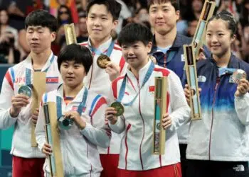 Durante os Jogos Olímpicos de Paris, uma imagem icônica capturou a atenção global e trouxe à tona a complexidade das relações diplomáticas entre as Coreia do Sul e Coreia do Norte.