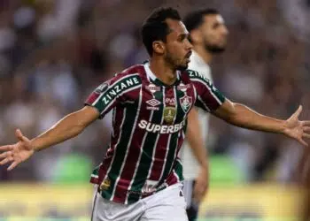 Lima, do Fluminense, comemora o gol marcado