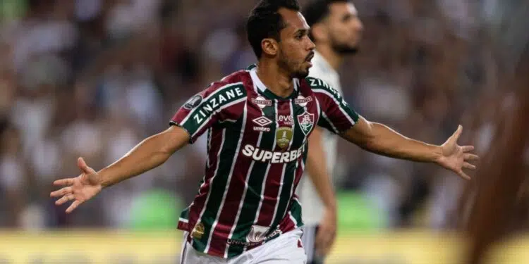 Lima, do Fluminense, comemora o gol marcado