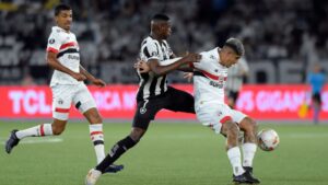 Luiz Henrique, do Botafogo, e Alan Franco, do São Paulo, disputam a bola em partida no Nilton Santos