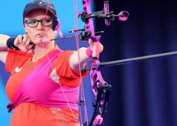 A para-arqueira Jodie Grinham, grávida de sete meses, e Nathan Macqueen conquistaram a medalha de ouro para a Grã-Bretanha ao superarem o Irã por 155-151 na final do composto por equipes mistas nos Jogos de Paris.