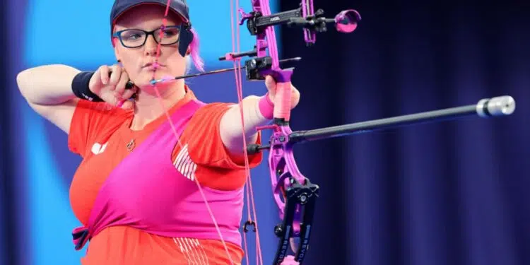 A para-arqueira Jodie Grinham, grávida de sete meses, e Nathan Macqueen conquistaram a medalha de ouro para a Grã-Bretanha ao superarem o Irã por 155-151 na final do composto por equipes mistas nos Jogos de Paris.