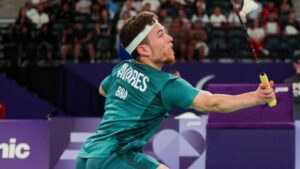 Nesta segunda-feira (2), Vitor Tavares entrou para a história das Paralimpíadas ao conquistar a primeira medalha do Brasil no parabadminton, garantindo o bronze após vencer Man Kai Chu, de Hong Kong, por 2 sets a 1.