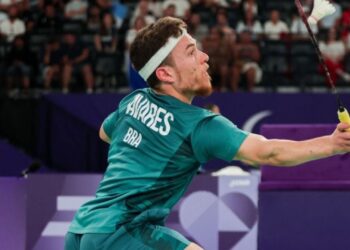 Nesta segunda-feira (2), Vitor Tavares entrou para a história das Paralimpíadas ao conquistar a primeira medalha do Brasil no parabadminton, garantindo o bronze após vencer Man Kai Chu, de Hong Kong, por 2 sets a 1.