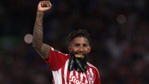 Rodinei, lateral-direito do Olympiacos, morde a medalha de campeão da Liga da Conferência da UEFA