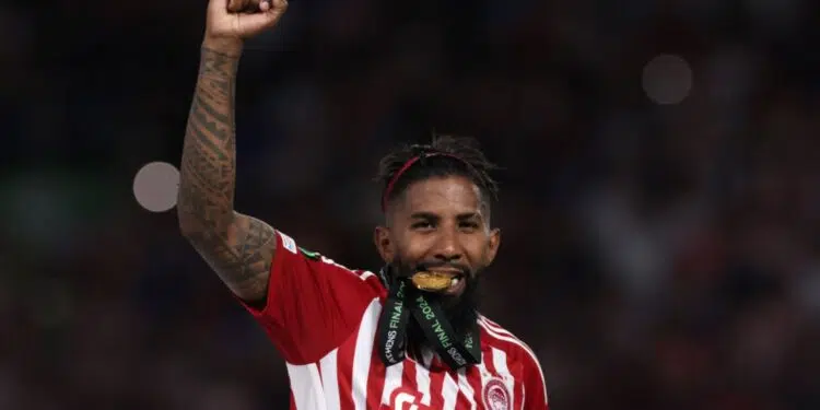 Rodinei, lateral-direito do Olympiacos, morde a medalha de campeão da Liga da Conferência da UEFA