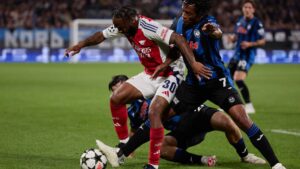Raheem Sterling, do Arsen, disputa bola com Juan Cuadro, da Atalanta, no Gewiss Stadium