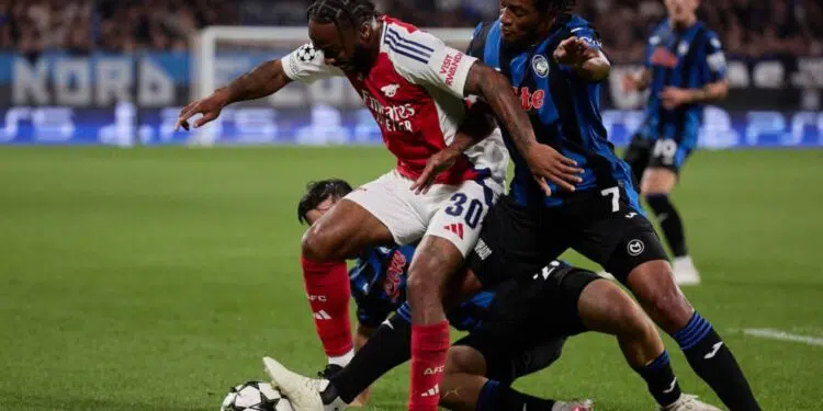 Raheem Sterling, do Arsen, disputa bola com Juan Cuadro, da Atalanta, no Gewiss Stadium