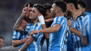 Gastón Martirena, do Racing, comemora com os companheiros o quarto gol da equipe, em partida contra o Athletico, pela Sul-Americana