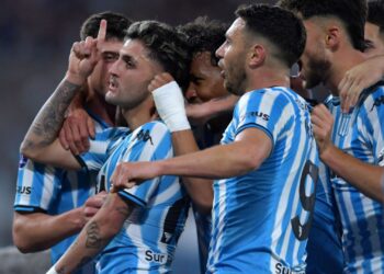 Gastón Martirena, do Racing, comemora com os companheiros o quarto gol da equipe, em partida contra o Athletico, pela Sul-Americana