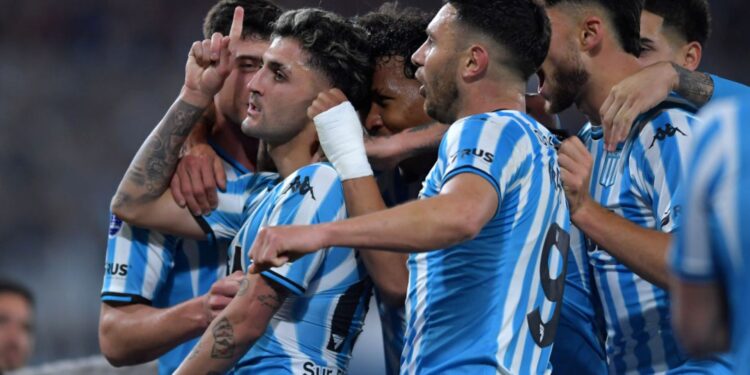Gastón Martirena, do Racing, comemora com os companheiros o quarto gol da equipe, em partida contra o Athletico, pela Sul-Americana