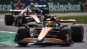 A FIA, entidade reguladora da Fórmula 1, negou as reclamações feitas por Red Bull e Ferrari sobre a legalidade das asas dianteiras dos carros da McLaren e Mercedes.