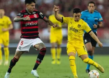 Leo Fernandez, do Peñarol, disputa bola com Erick Pulgar, do Flamengo, em jogo da Copa Libertadores