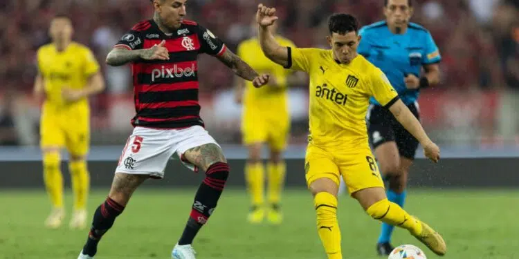 Leo Fernandez, do Peñarol, disputa bola com Erick Pulgar, do Flamengo, em jogo da Copa Libertadores