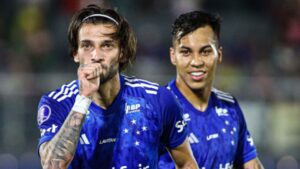 Lautaro Díaz, do Cruzeiro, comemora gol marcado contra o Libertad em partida da Copa Sul-Americana