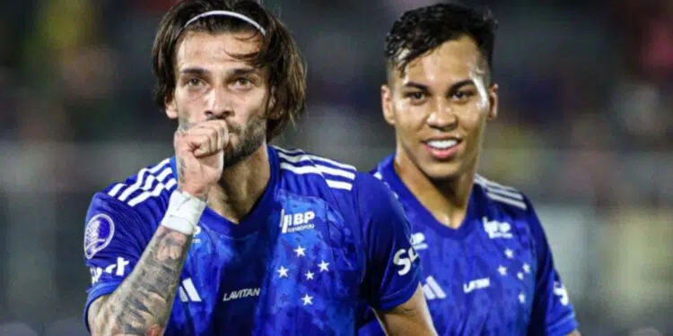 Lautaro Díaz, do Cruzeiro, comemora gol marcado contra o Libertad em partida da Copa Sul-Americana