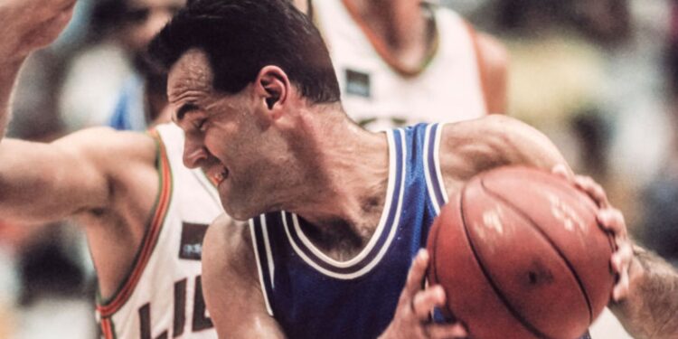 Oscar Schimdt em partida contra a Lituânia pelo torneio de basquete da Olimpíada de Barcelona 1992