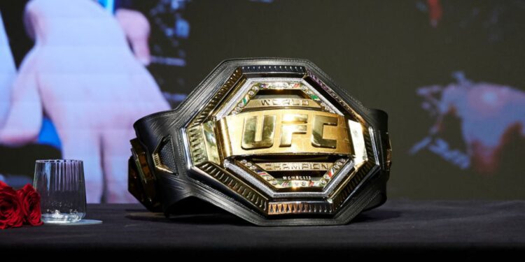 Cinturão do campeão Ilia Topuria, durante coletiva de imprensa