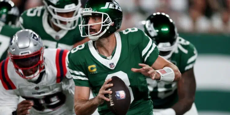 Aaron Rodgers, quarterback do New York Jets, prepara um lançamento em jogo contra o New England Patriots