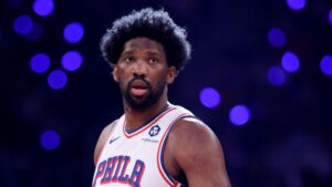 Joel Embiid, pivô do Philadelphia 76ers, durante jogo cinco do primeiro round dos playoffs da NBA de 2024, contra o New York Knicks