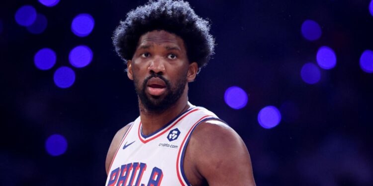 Joel Embiid, pivô do Philadelphia 76ers, durante jogo cinco do primeiro round dos playoffs da NBA de 2024, contra o New York Knicks