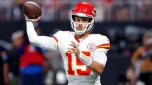 Patrick Mahomes, quarterback do Kansas City Chiefs, prepara um arremesso no primeiro quarto da partida contra o Atlanta Falcons