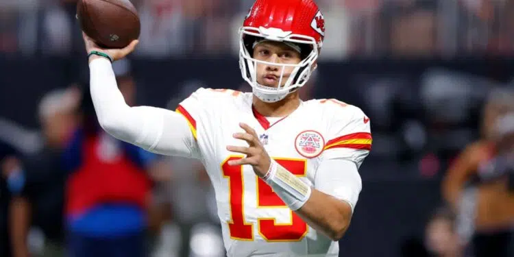 Patrick Mahomes, quarterback do Kansas City Chiefs, prepara um arremesso no primeiro quarto da partida contra o Atlanta Falcons