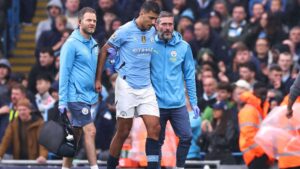 Rodri, volante do Manchester City, sai lesionado aos 21 minutos da partida contra o Arsenal, pela 5ª rodada da Premier League