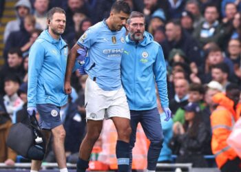 Rodri, volante do Manchester City, sai lesionado aos 21 minutos da partida contra o Arsenal, pela 5ª rodada da Premier League