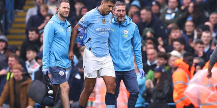 Rodri, volante do Manchester City, sai lesionado aos 21 minutos da partida contra o Arsenal, pela 5ª rodada da Premier League
