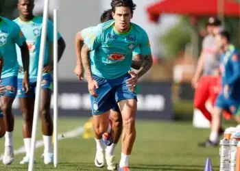 O atacante Pedro sofreu uma torção no joelho esquerdo durante o treino desta quarta-feira (4) e precisou deixar o campo mancando.